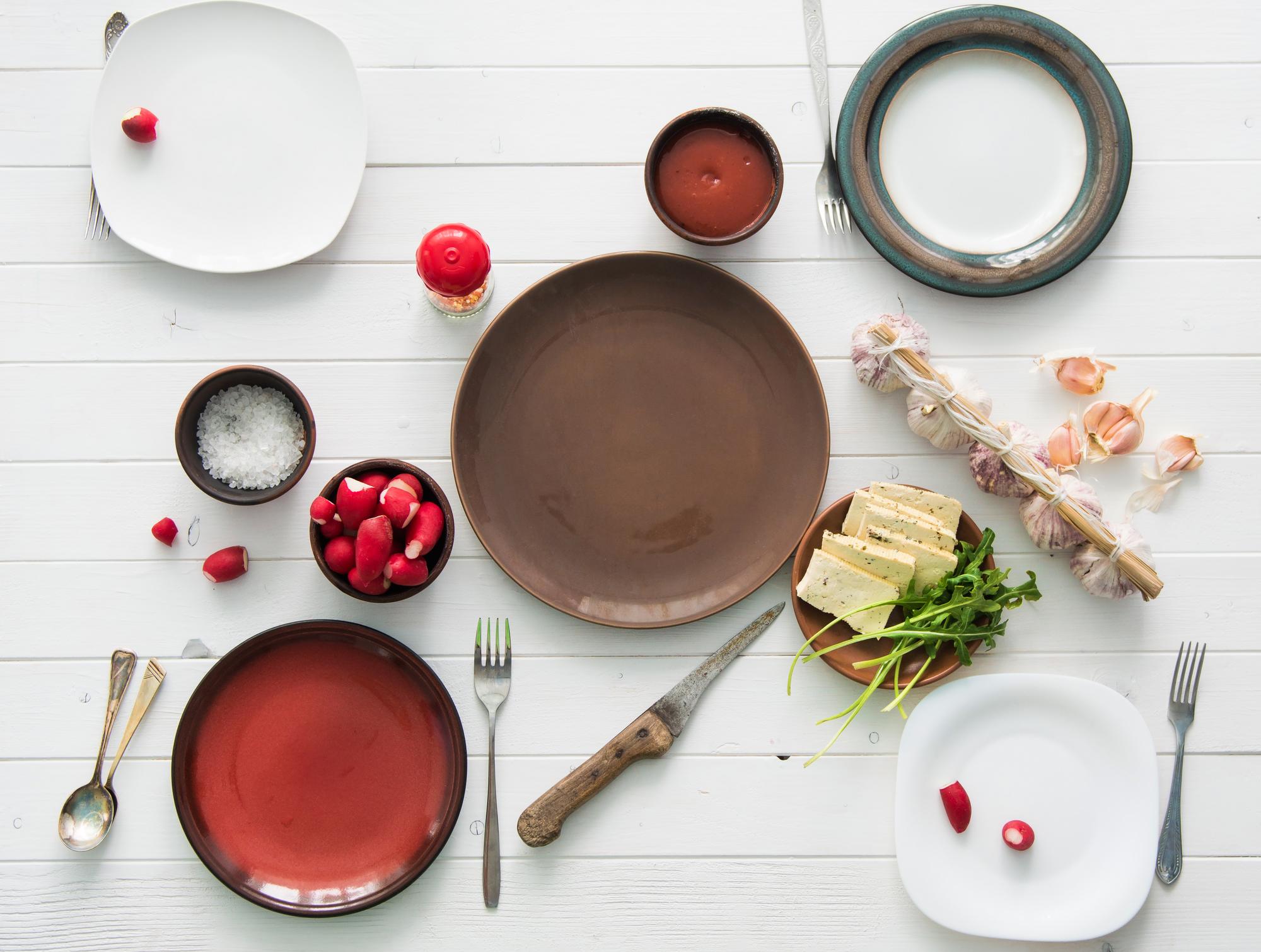 Duża fotografia stołu z ceramiką i potrawami